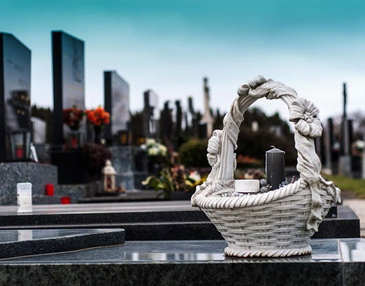 Tombe décoré par des fleurs